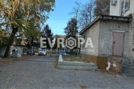 Помещение 859 м² со своим двором