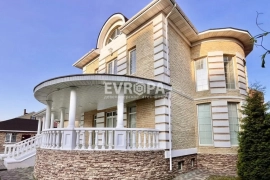 Коттедж 740 м²  участке 8 соток